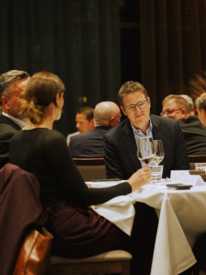 Gespräche unter Finanzprofis und Medienvertretern